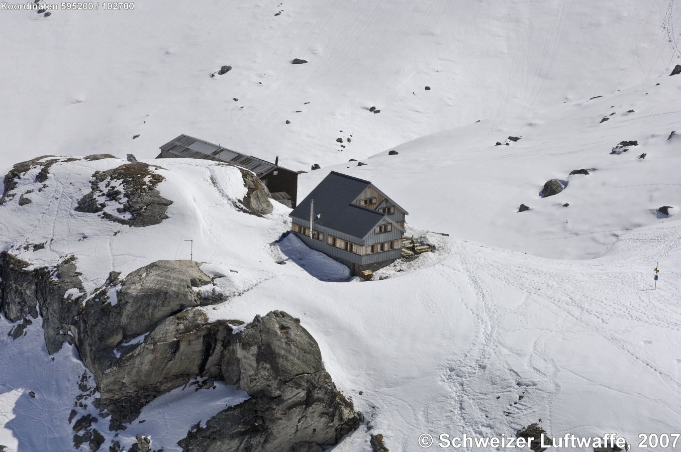 Cabane de Prafleuri (CAS) auf 2662 m Höhe zwischen Pointe d'Allèves und Mont Blâva, unweit Grande Dixence und der Rosa Blanche; an der Walliser Haute Route gelegen. (2)